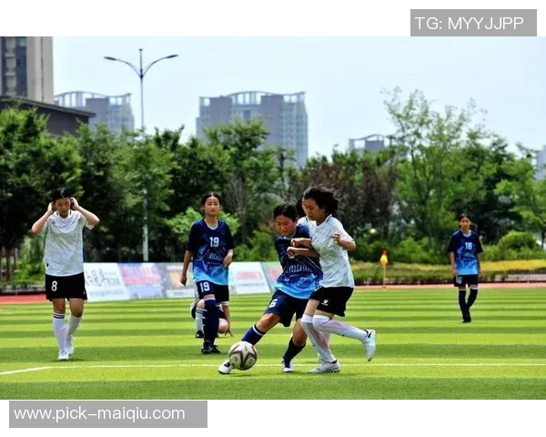 学校购置足球及其他体育器材以提升学生运动兴趣和团队合作能力